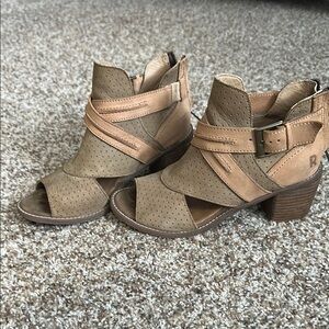 Roan light Olive/Tan Ankle Boots with Chunky Heel and Strap Details